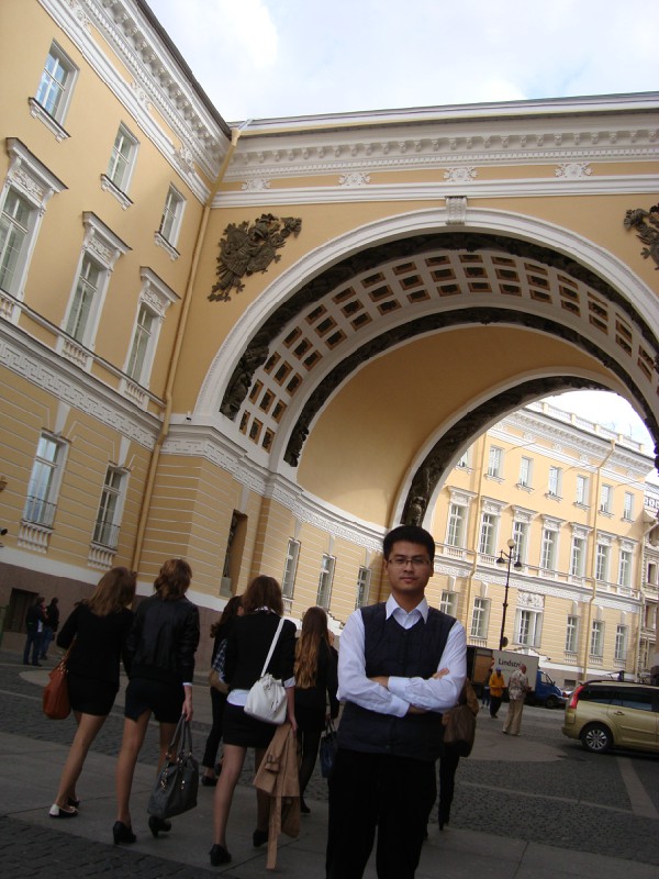 Gao Yuan at the Arch of the General Staff Building in St. Petersburg